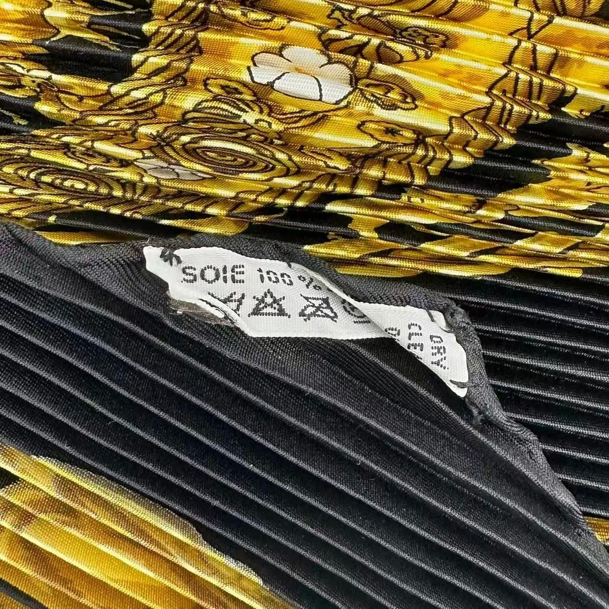 Hermes Pleated les Cavaliers D'or Golden Knight Scarf Silk Black — view 6