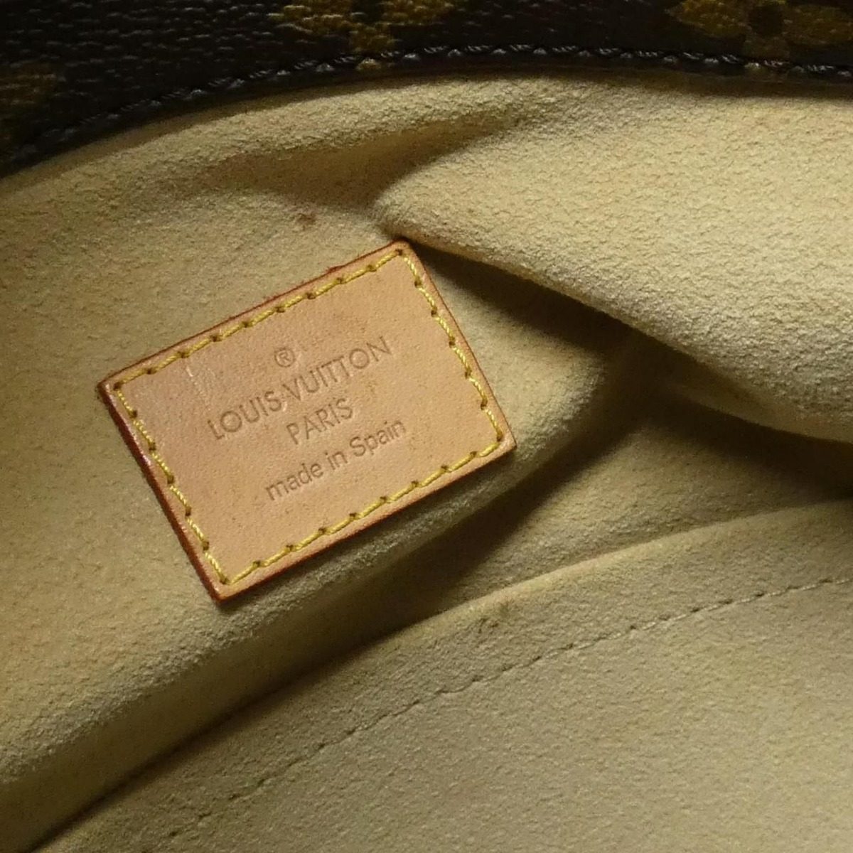 Louis Vuitton Monogram Artsy MM Shoulder Bag — view 7