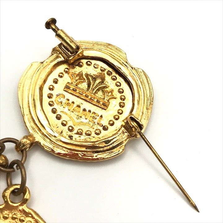Chanel CC Logo Coin Motif Brooch Gold — view 7