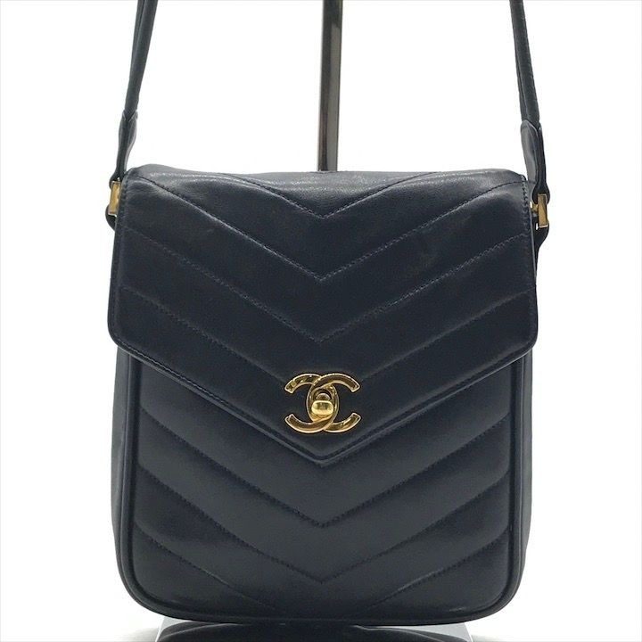 Chanel CC Logo Turnlock Chez Blanc Lambskin Shoulder Bag Navyware