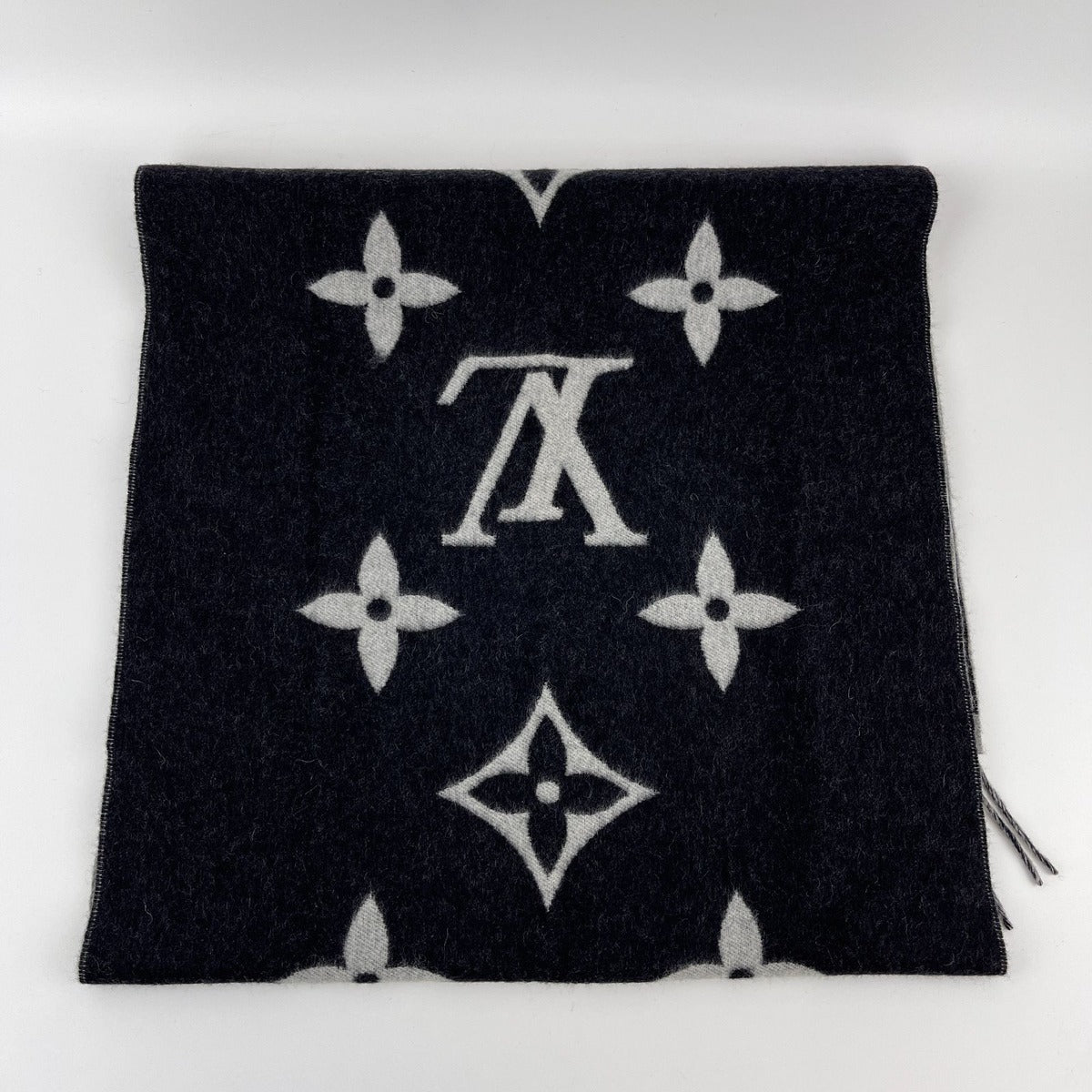 Louis Vuitton Scarf Reykjavik Cashmere Black Gray Vintage — view 3