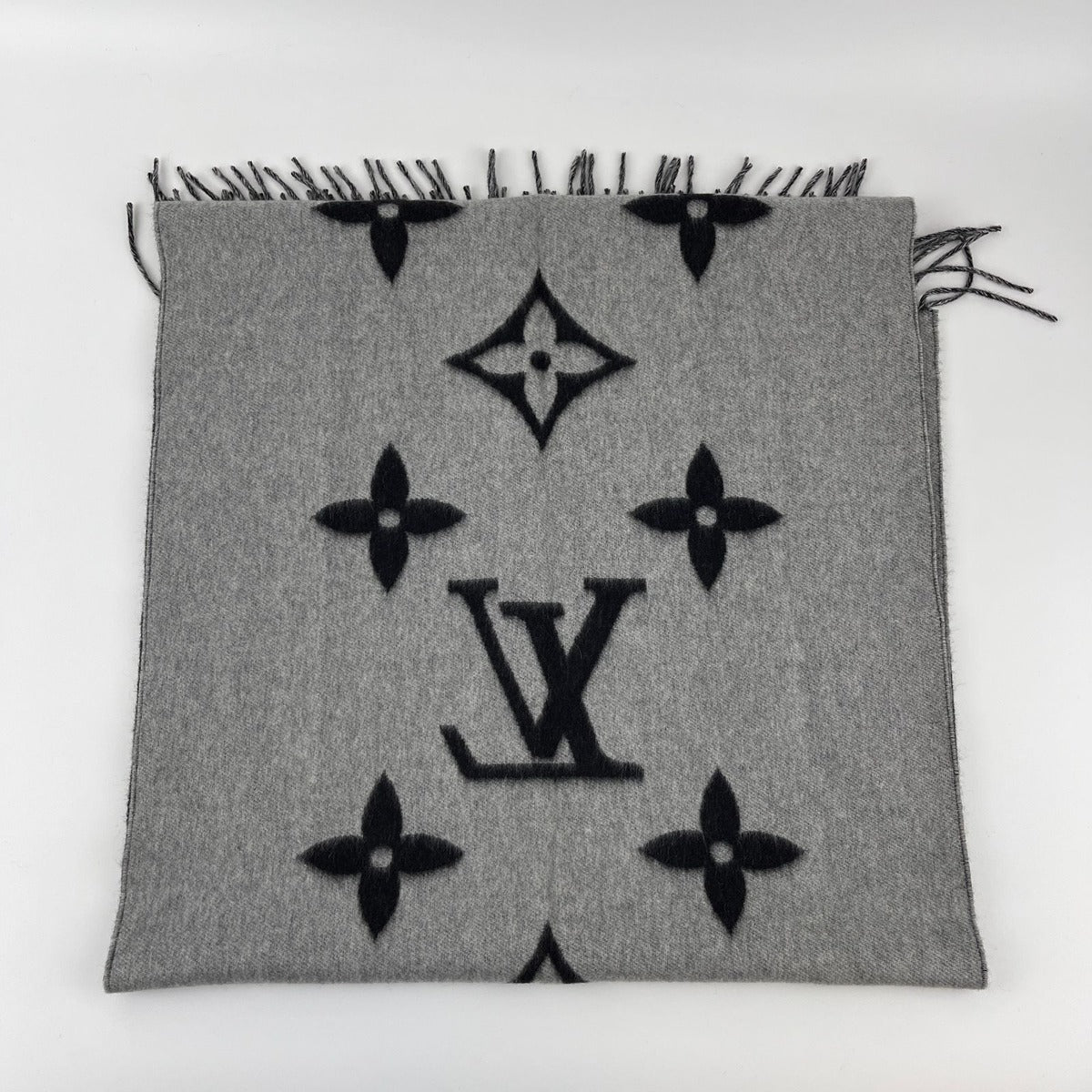 Louis Vuitton Scarf Reykjavik Cashmere Black Gray Vintage — view 8