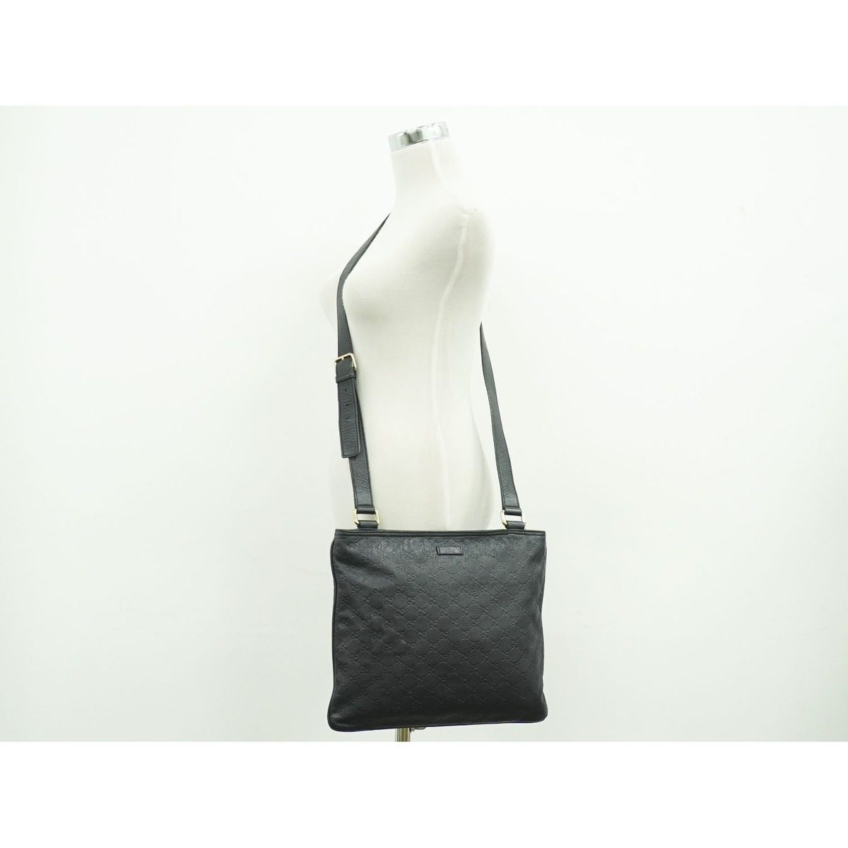 Gucci Guccissima Leather Shoulder Bag Pochette Black — view 6