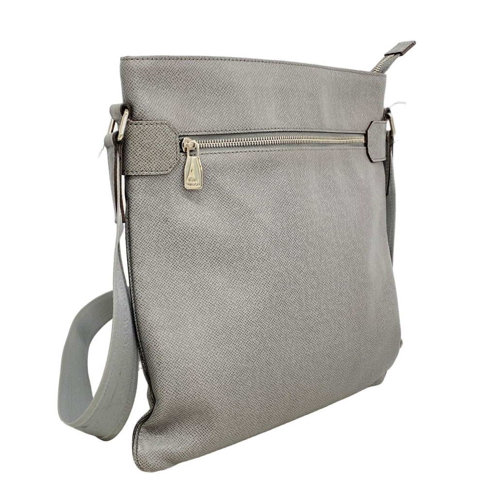 Louis Vuitton Shoulder Bag Taiga Sasha Glacier — view 2