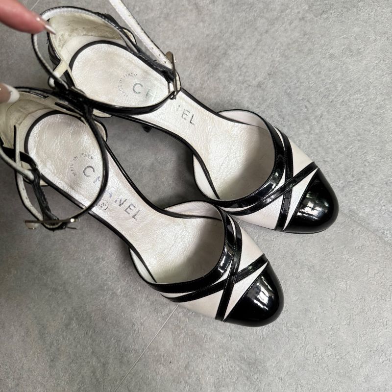 Chanel Pearl Coco Mark Ribbon Design Pumps Leather Patent Black White — view 2