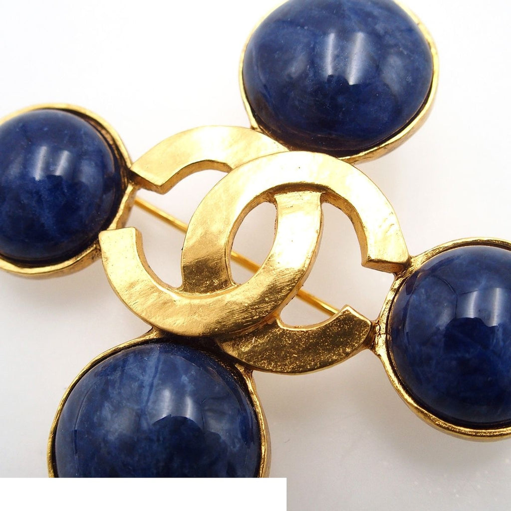Chanel 95A Brooch Gold Blue Metal CC Logo — view 4
