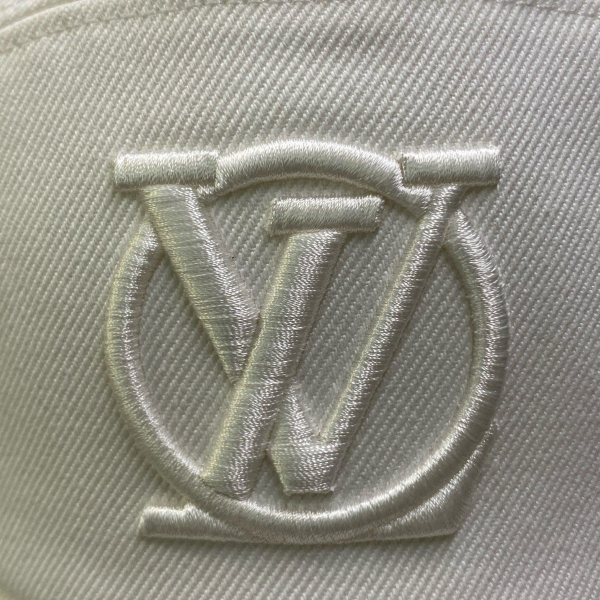 Louis Vuitton Logo City Cap Hat White — view 7