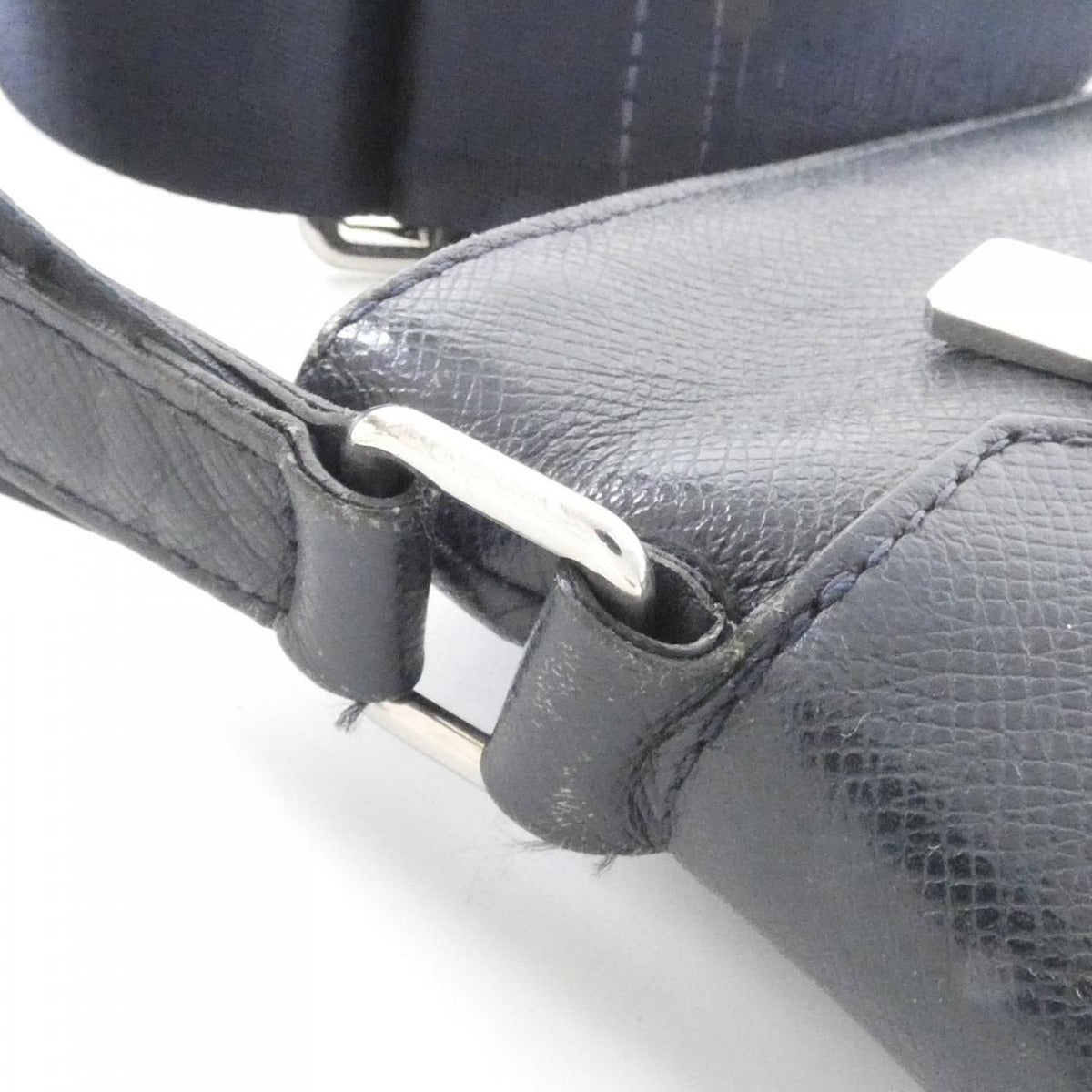 Louis Vuitton Taiga Sasha Shoulder Bag Boreal — view 6