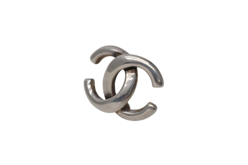 Chanel CC Logo Earrings Silver Color 01 — view 3
