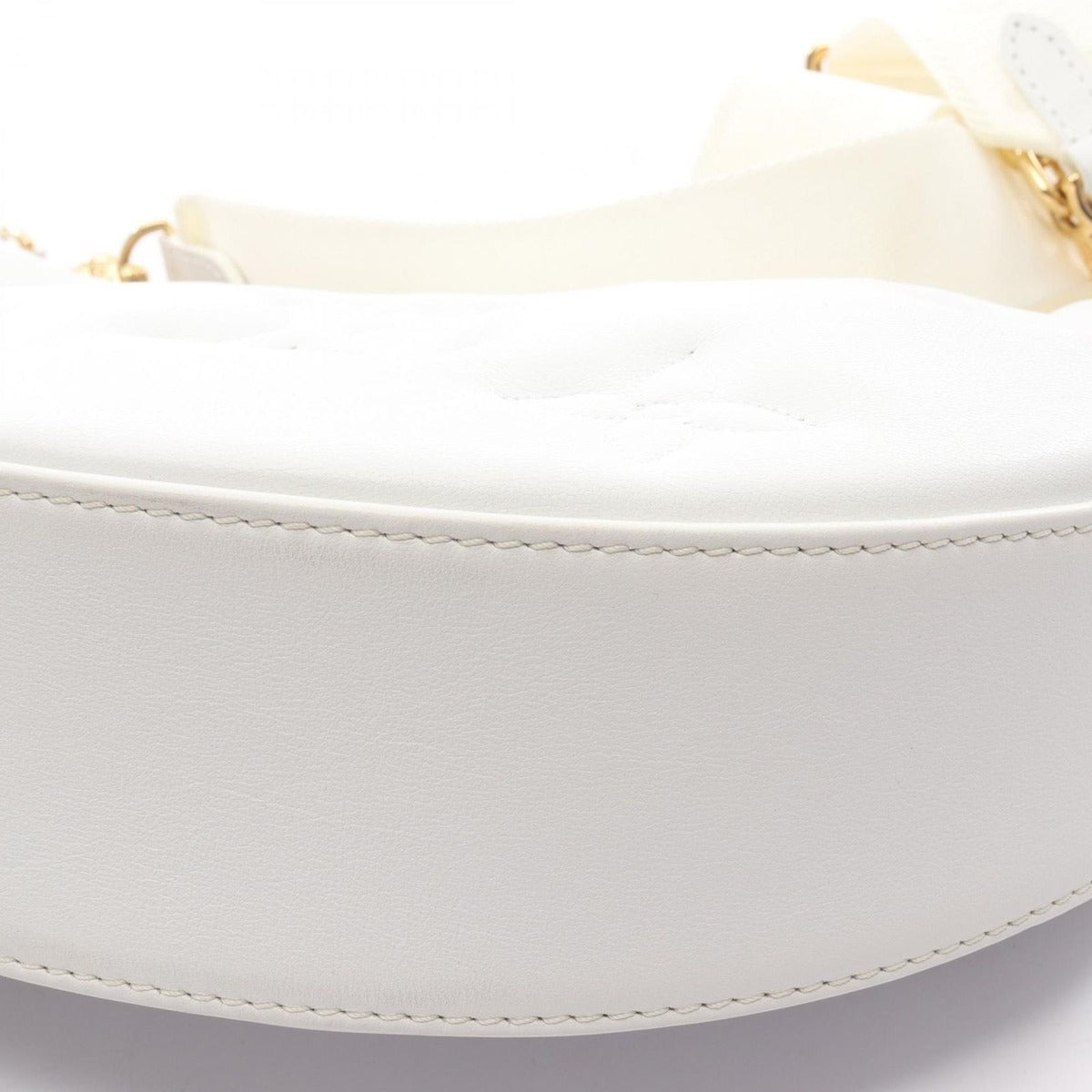 Louis Vuitton Handbag Over the Moon Snow Leather — view 9