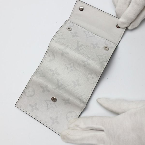 Louis Vuitton Taiga Diss Cabas Lee Compact Wallet — view 2