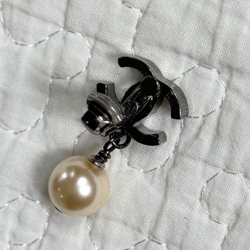 Chanel Pearl Earrings One Ear Silver Coco Mark with Claw — view 7