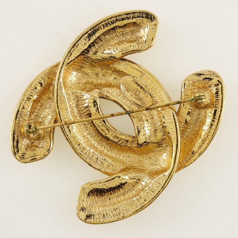 Chanel Coco Mark Quilted Gold Plated 32.4 g Brooch — view 4