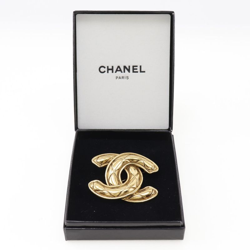 Chanel Coco Mark Quilted Gold Plated 34.3 g Brooch — view 9