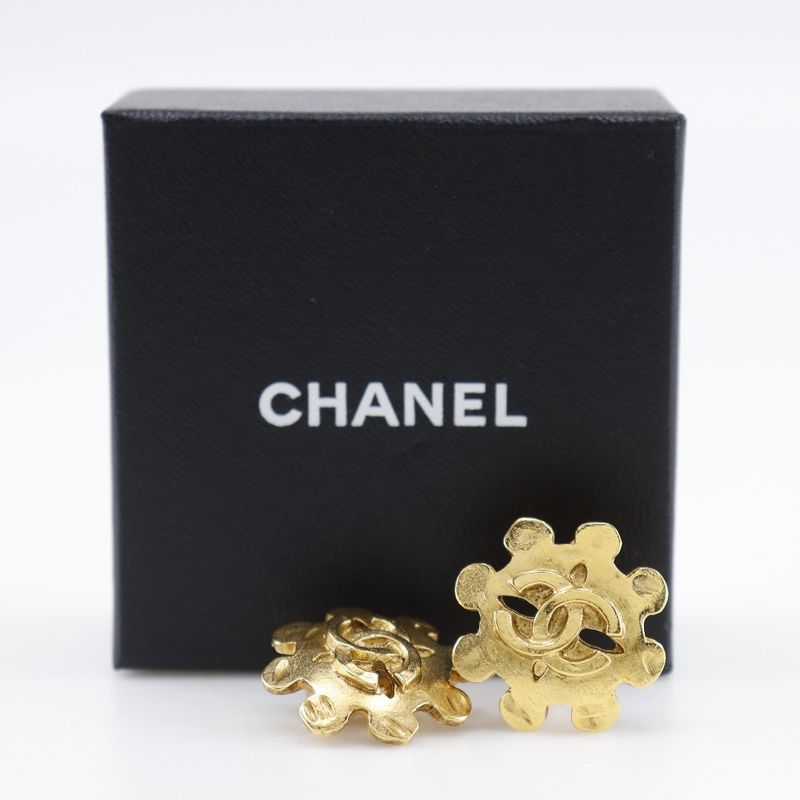 Chanel Coco Mark Vintage Gold Plated 94 P 11.3 g Earrings — view 8