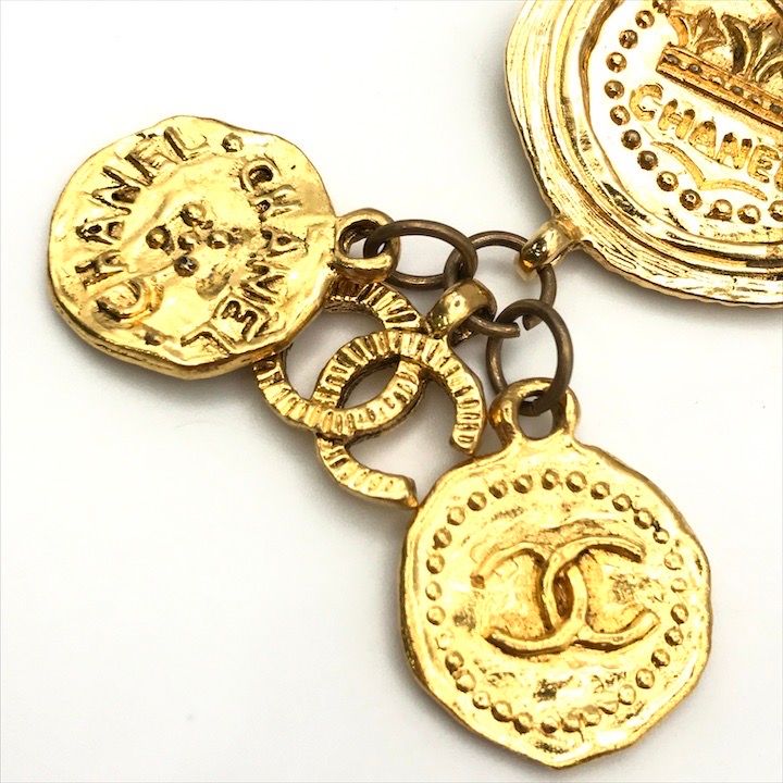 Chanel CC Logo Coin Motif Brooch Gold — view 6
