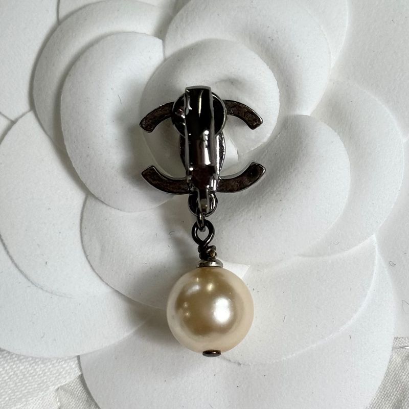 Chanel Pearl Earrings One Ear Silver Coco Mark with Claw — view 4