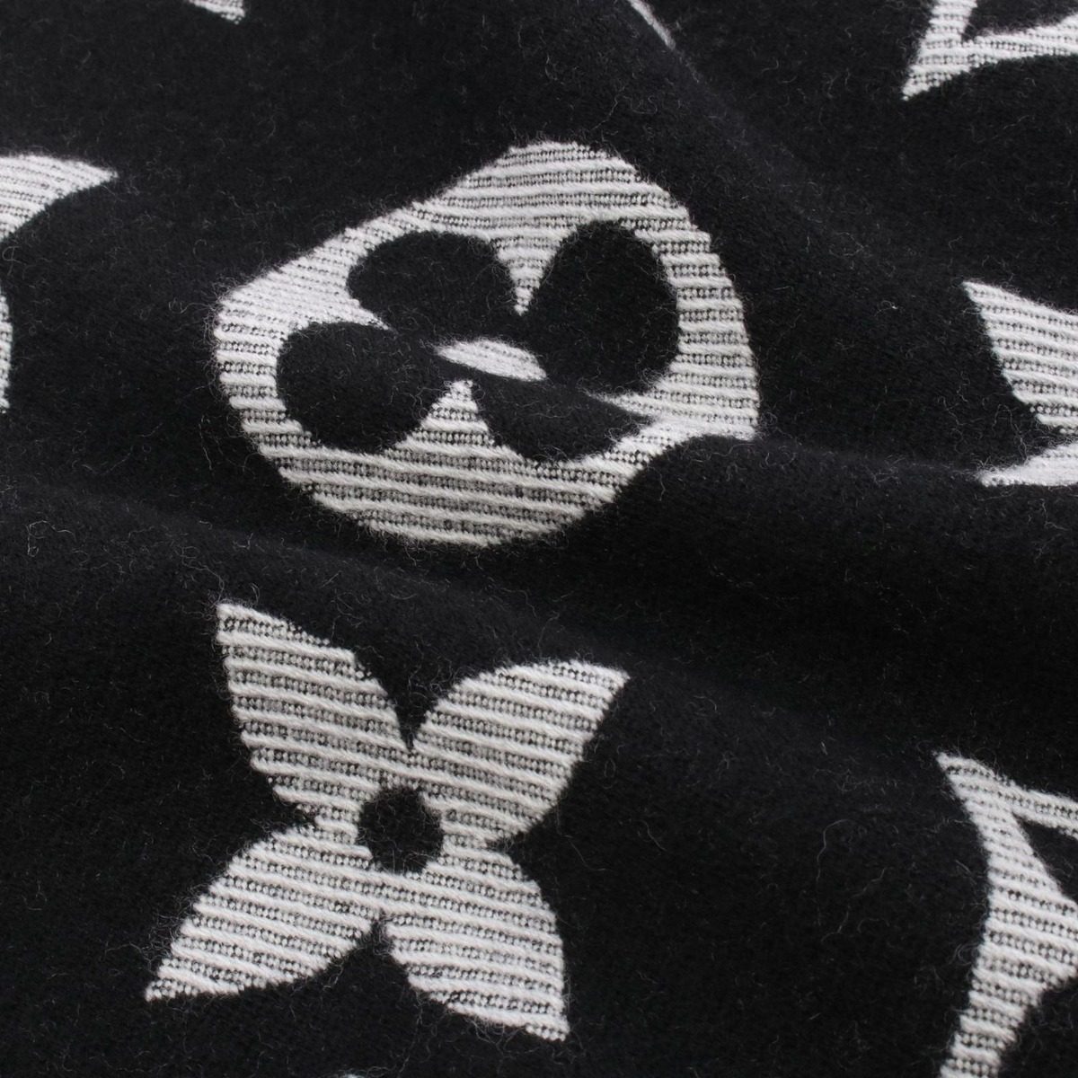 Louis Vuitton Scarf LV Essential Noir Black Wool — view 4