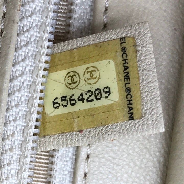 Chanel CC Logo Quilted Chain Tote Hand Ivory — view 9