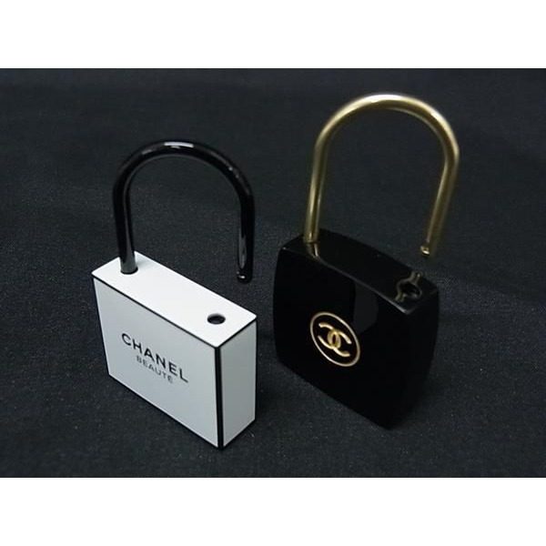 Chanel CC Logo la Collection Cadena Padlock Black White — view 4