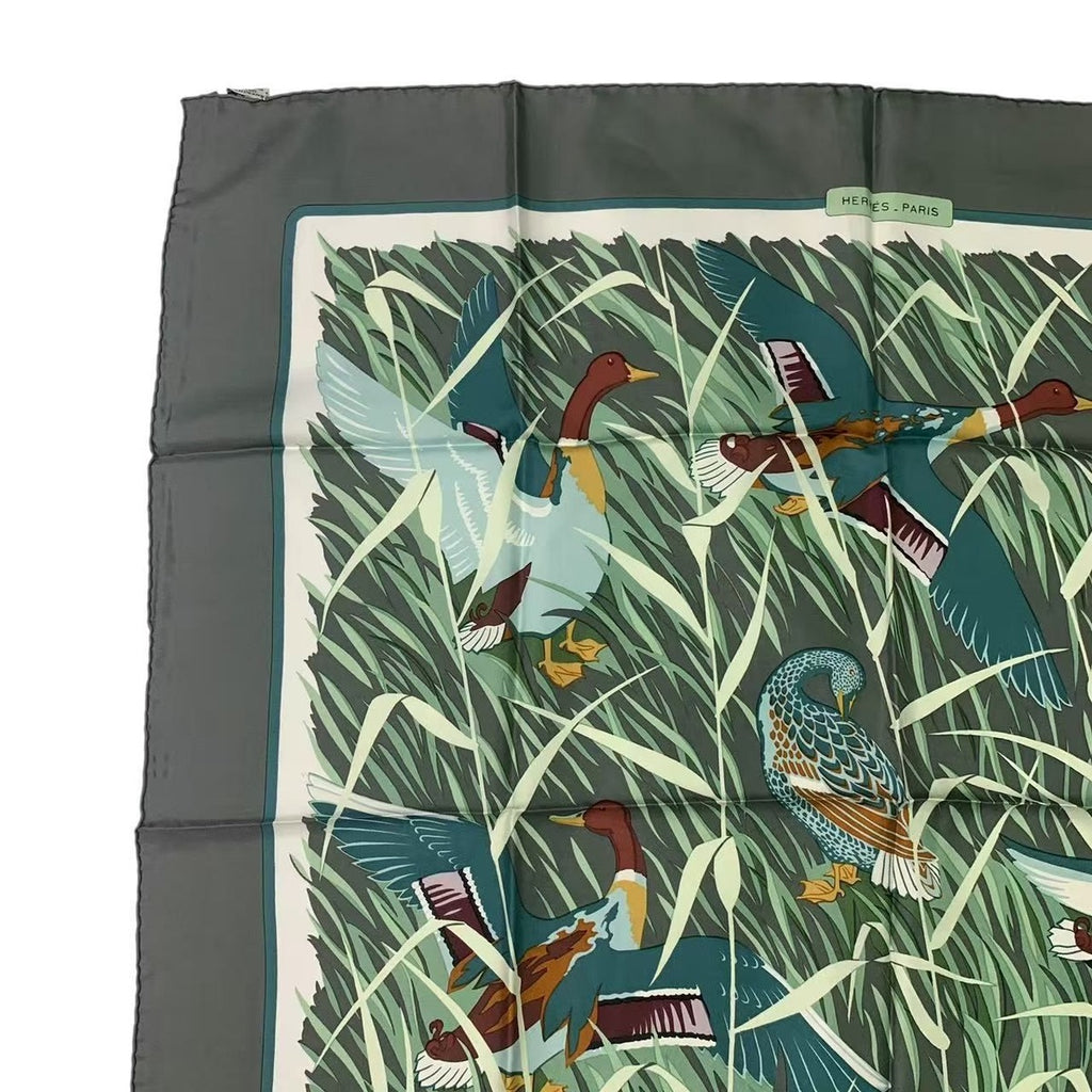 Hermes Scarf Carre 90 Cols Verts Silk Green — view 2