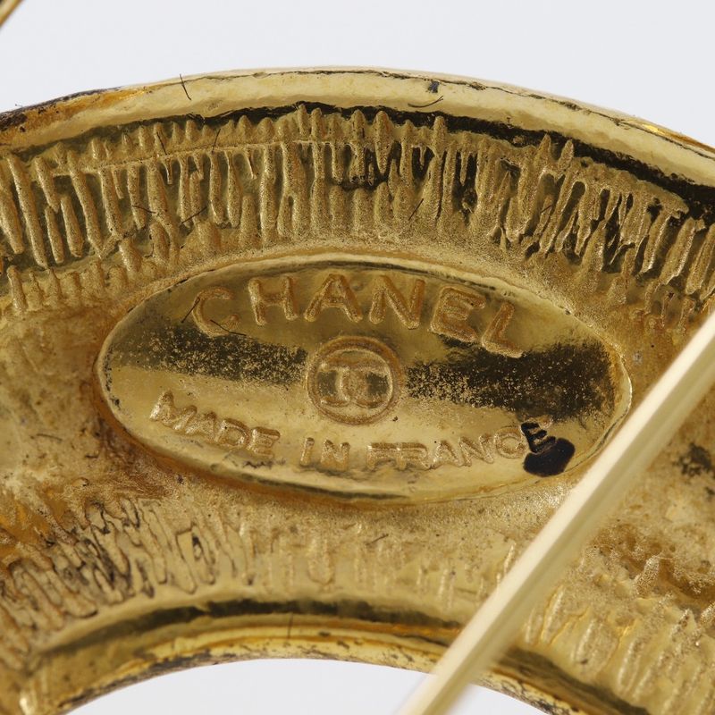 Chanel Coco Mark Quilted Gold Plated 34.3 g Brooch — view 8