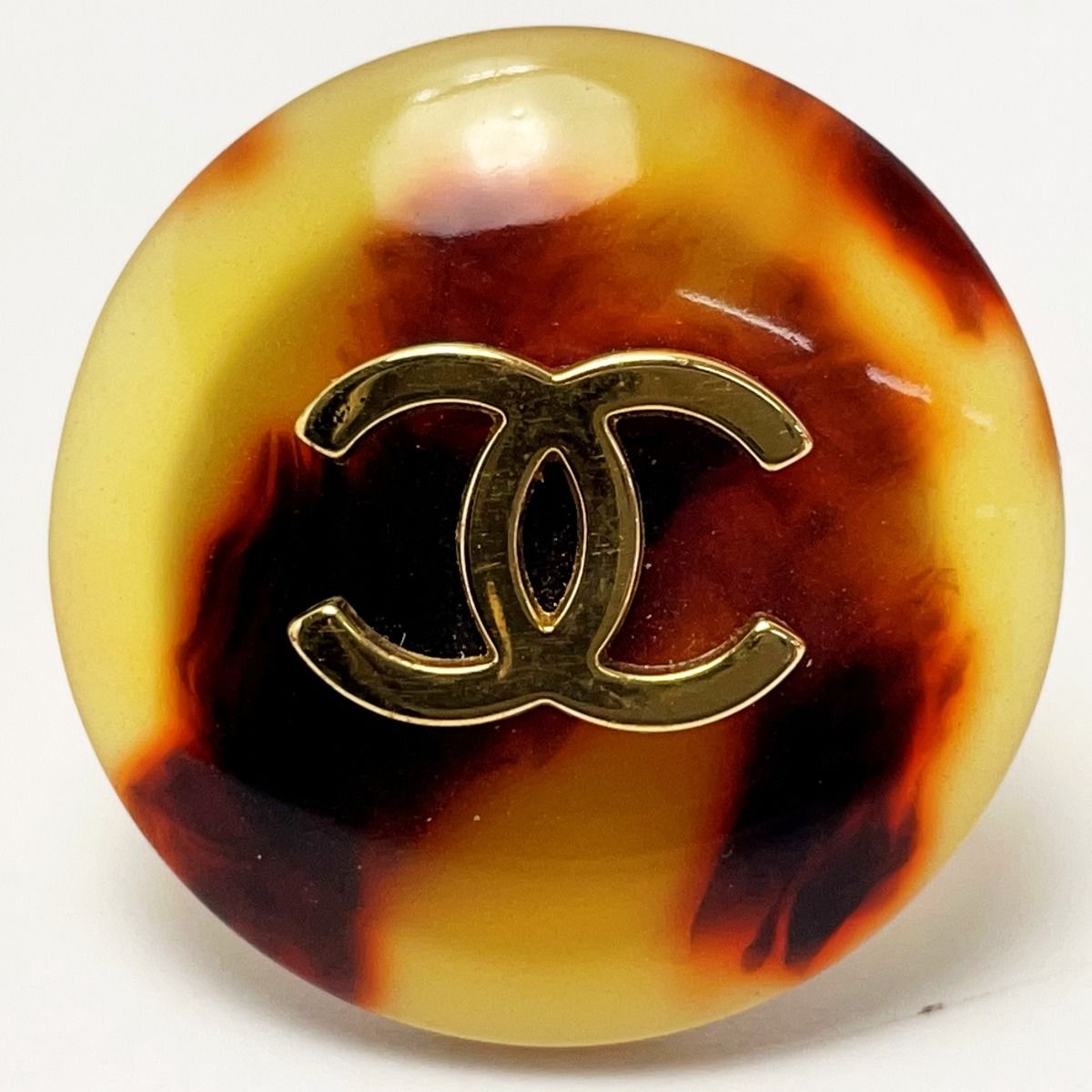 Chanel Coco Mark Circle Plated Tortoiseshell Pattern Engraved 97 P Accessory — view 3