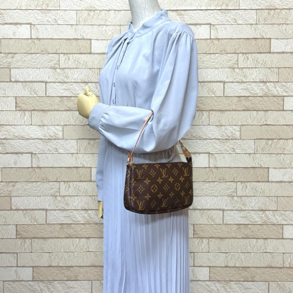 Louis Vuitton Pochette Monogram Handbag Canvas Brown — view 2