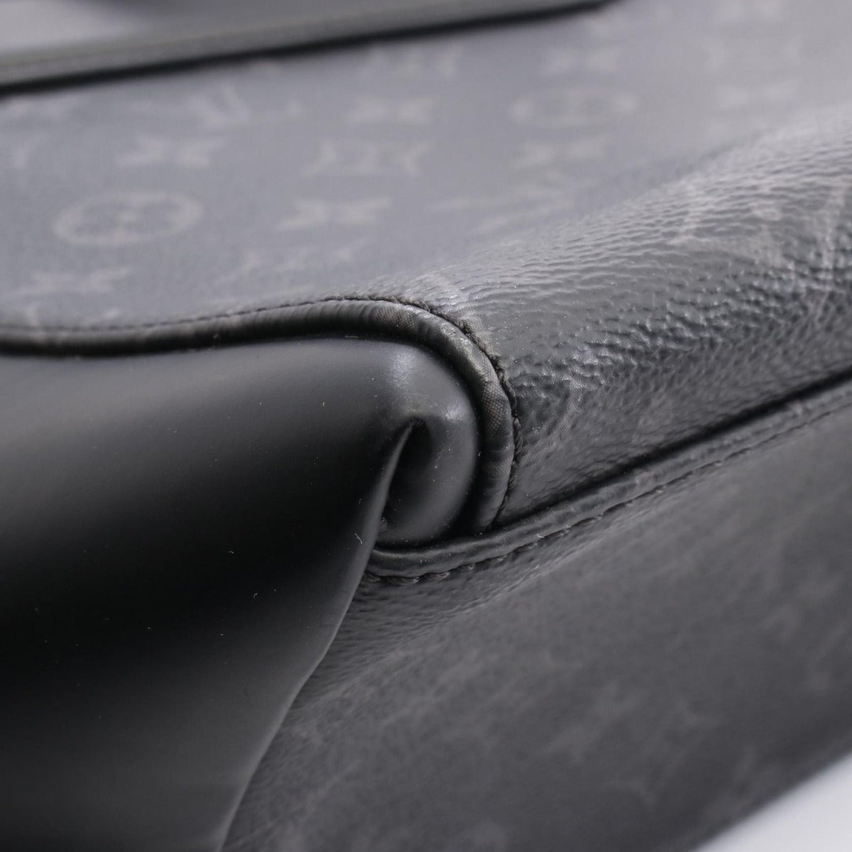 Louis Vuitton Shoulder Bag Messenger Voyage MM Canvas — view 6