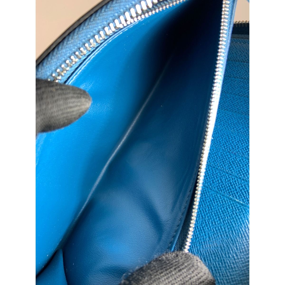Louis Vuitton Zippy Wallet Taiga Vertical Round Long Blue — view 7