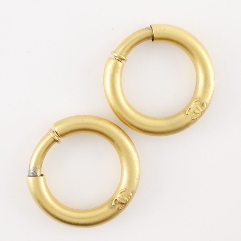 Chanel Hoop Vintage Gold Plated 96 P 22.8 g Earrings — view 4