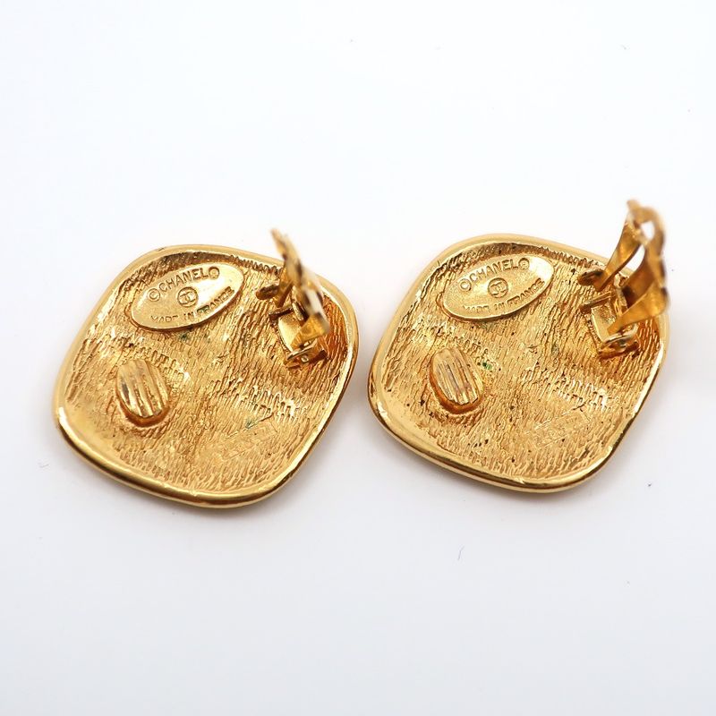 Chanel Rhombic Shape Quilted Vintage Gold Plated 15.2 g Earrings — view 6