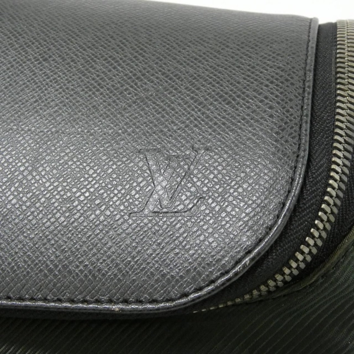 Louis Vuitton Taiga Shoulder Bag Ardoise Mat Silver — view 4