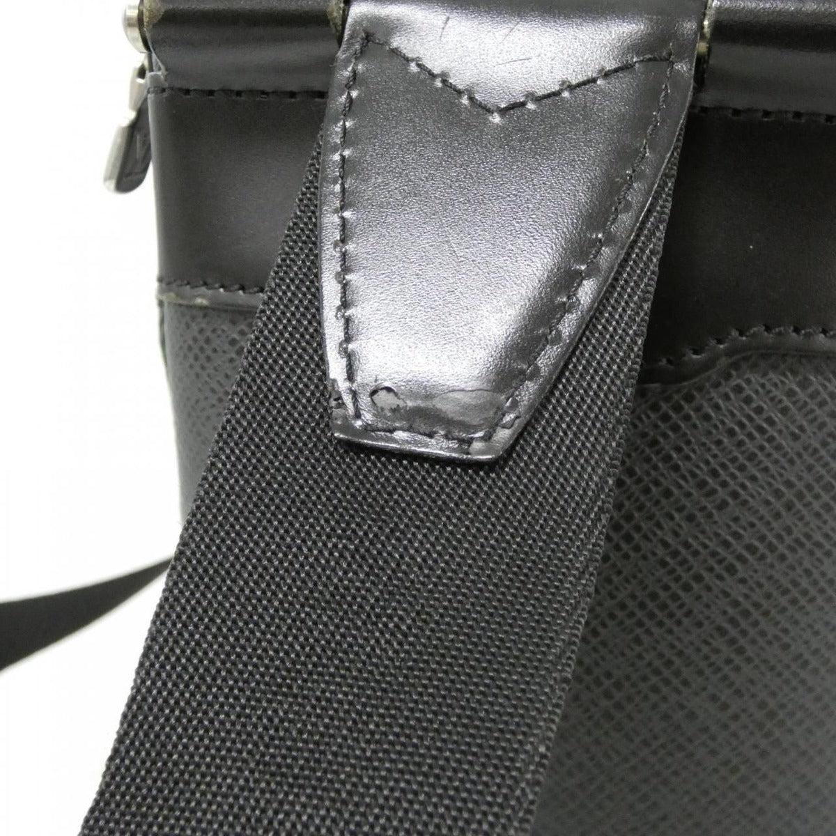 Louis Vuitton Taiga Shoulder Bag Ardoise Mat Silver — view 6