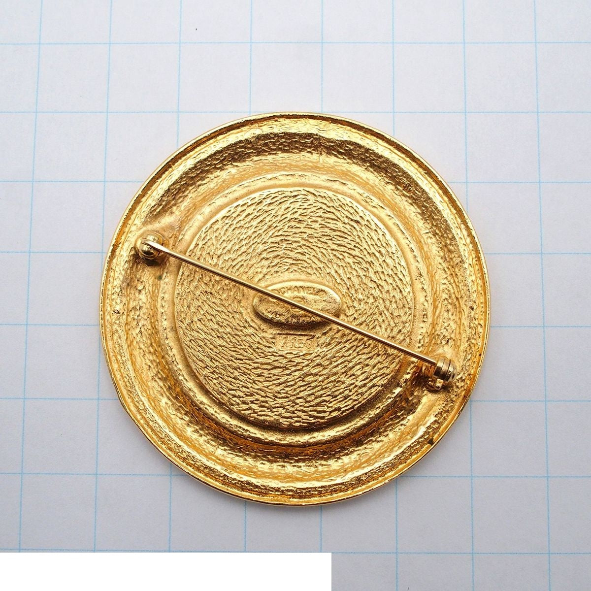 Chanel Brooch Gold Metal Round Vintage Costume — view 3