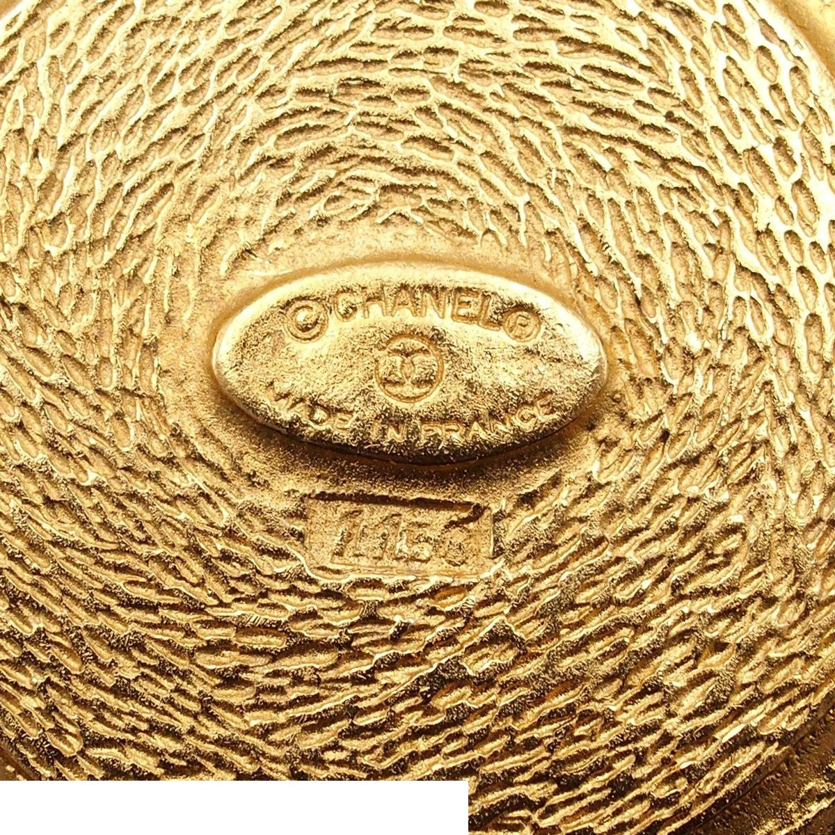 Chanel Brooch Gold Metal Round Vintage Costume — view 4