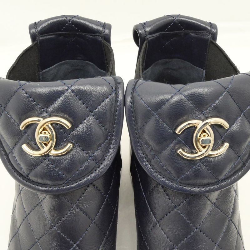 Chanel Quilted Turnlock Side Gore Shorts Navy 38 — view 6