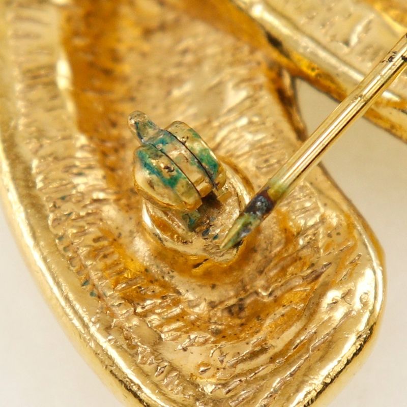 Chanel Coco Mark Quilted Gold Plated 32.4 g Brooch — view 7