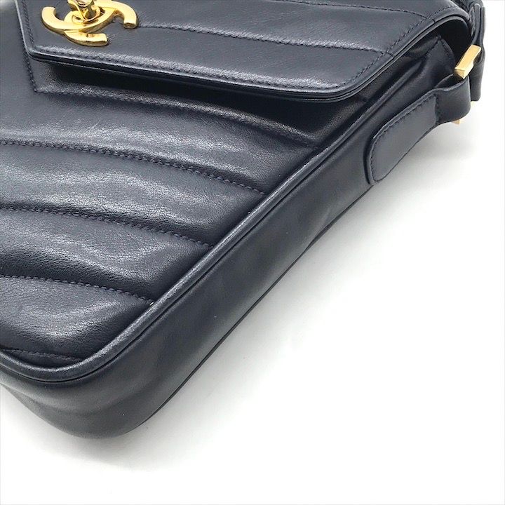 Chanel CC Logo Turnlock Chez Blanc Lambskin Shoulder Bag Navyware — view 5