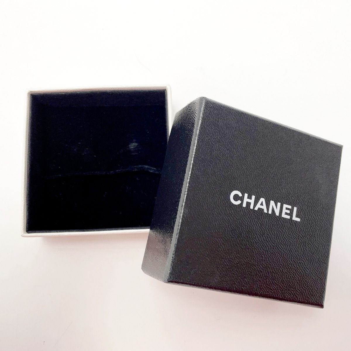 Chanel Coco Mark Circle Plated Tortoiseshell Pattern Engraved 97 P Accessory — view 8