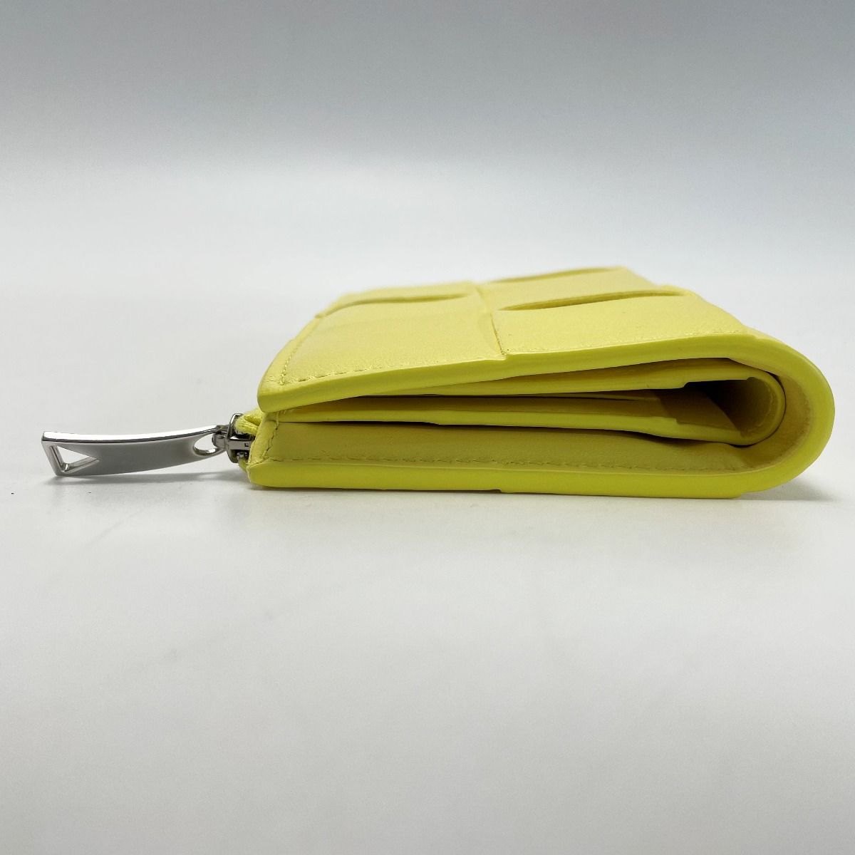 Bottega Veneta Maxi Intrecciato Yellow Bifold Wallet Leather — view 2