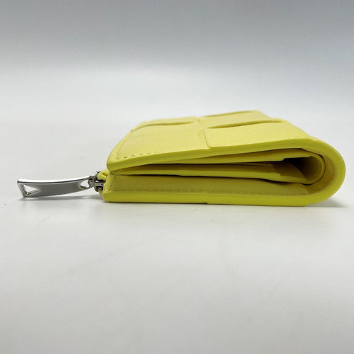 Bottega Veneta Maxi Intrecciato Yellow Bifold Wallet Leather — view 2