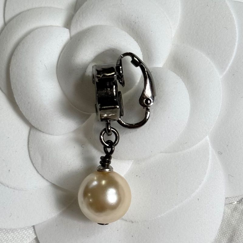 Chanel Pearl Earrings One Ear Silver Coco Mark with Claw — view 5