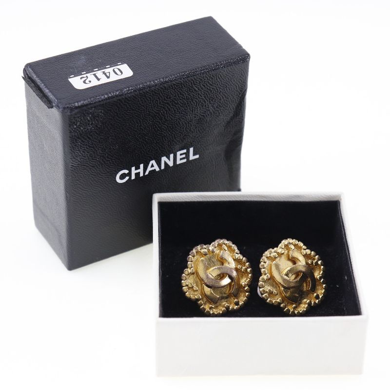 Chanel Vintage Gold Plated 96 a 17.4 g Earrings — view 9