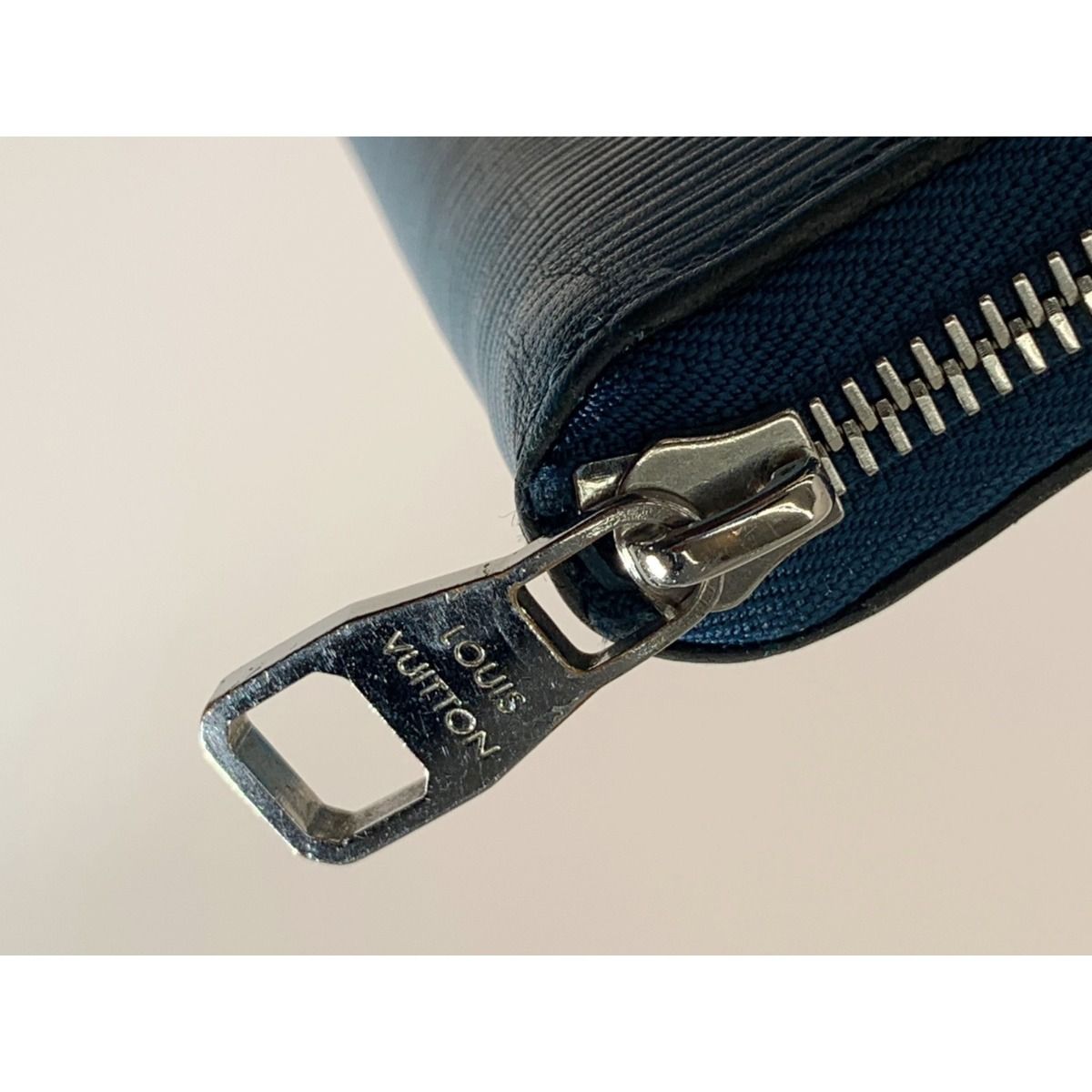 Louis Vuitton Zippy Wallet Taiga Vertical Round Long Blue — view 4