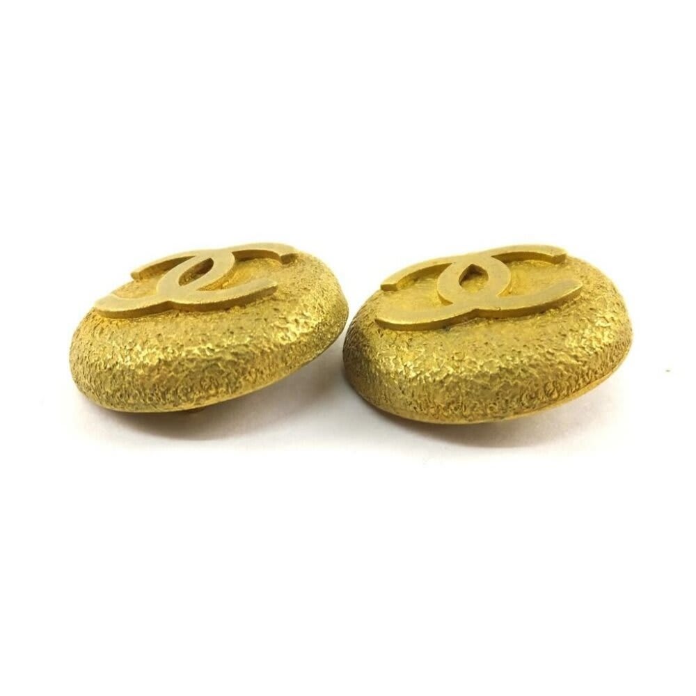 Chanel Vintage 1994 CC Gold Plate Clip-On 1" Round Medallion Logo Earrings W Box — view 4