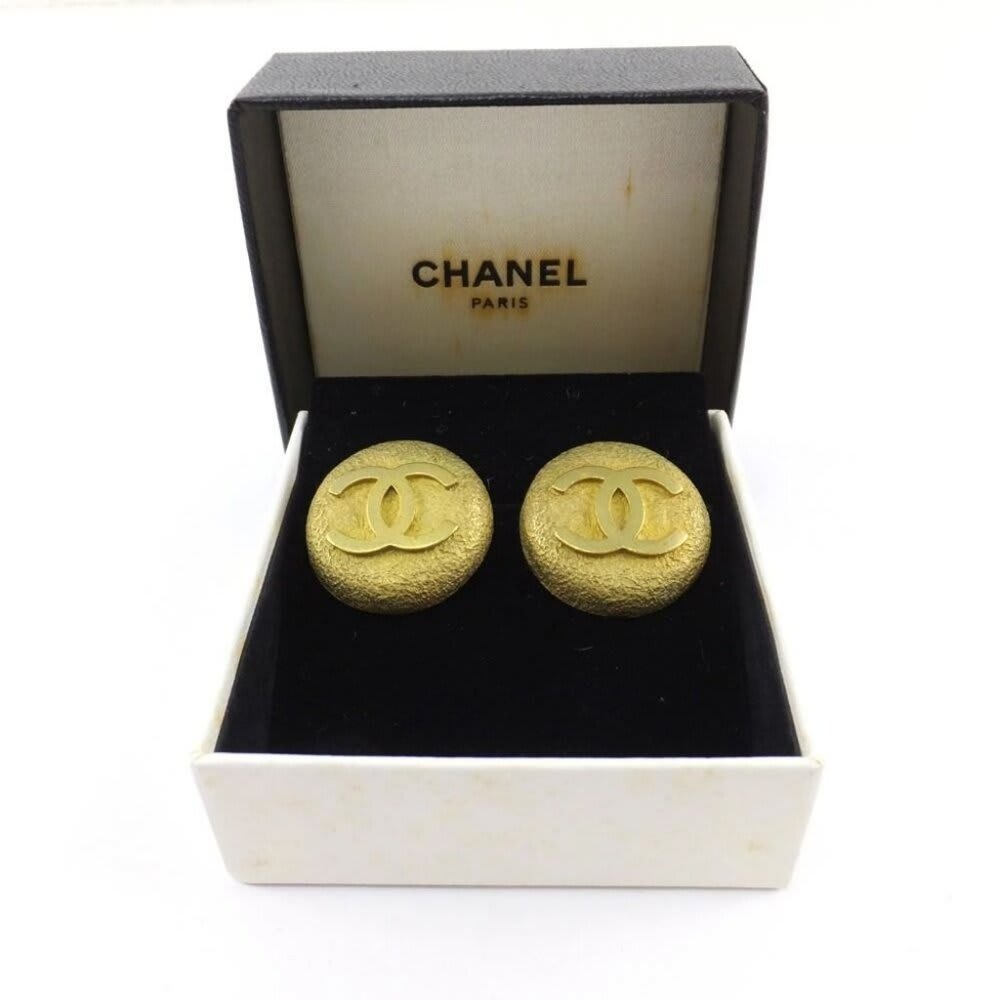 Chanel Vintage 1994 CC Gold Plate Clip-On 1" Round Medallion Logo Earrings W Box — view 3