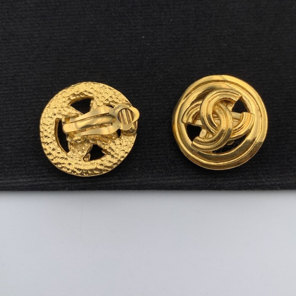 Chanel 24K Earrings Vintage CC Gold Plated Clip-On Round Medallion Logo 1996 96 — view 8