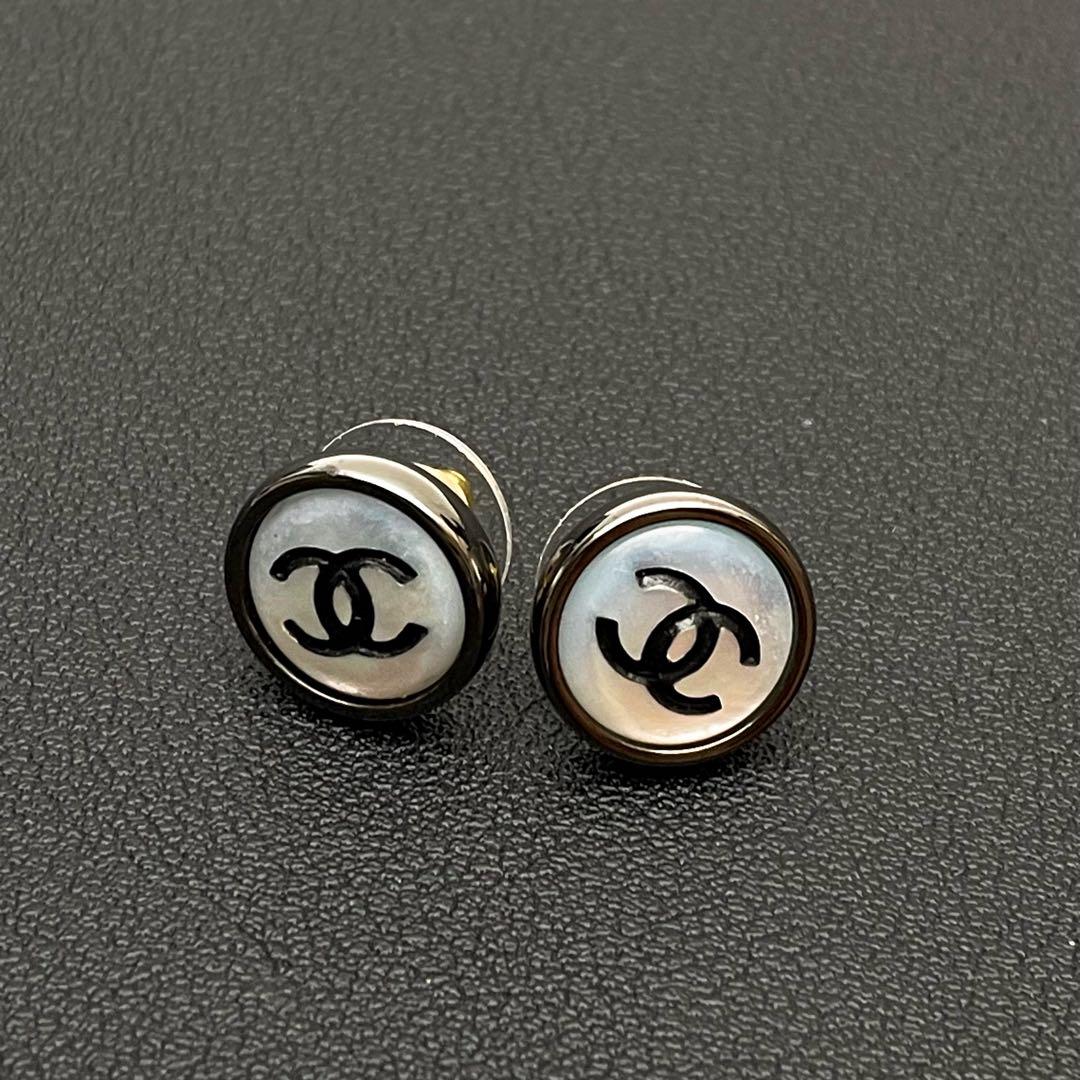 Chanel CC Logo Earrings Icon Gold — view 2
