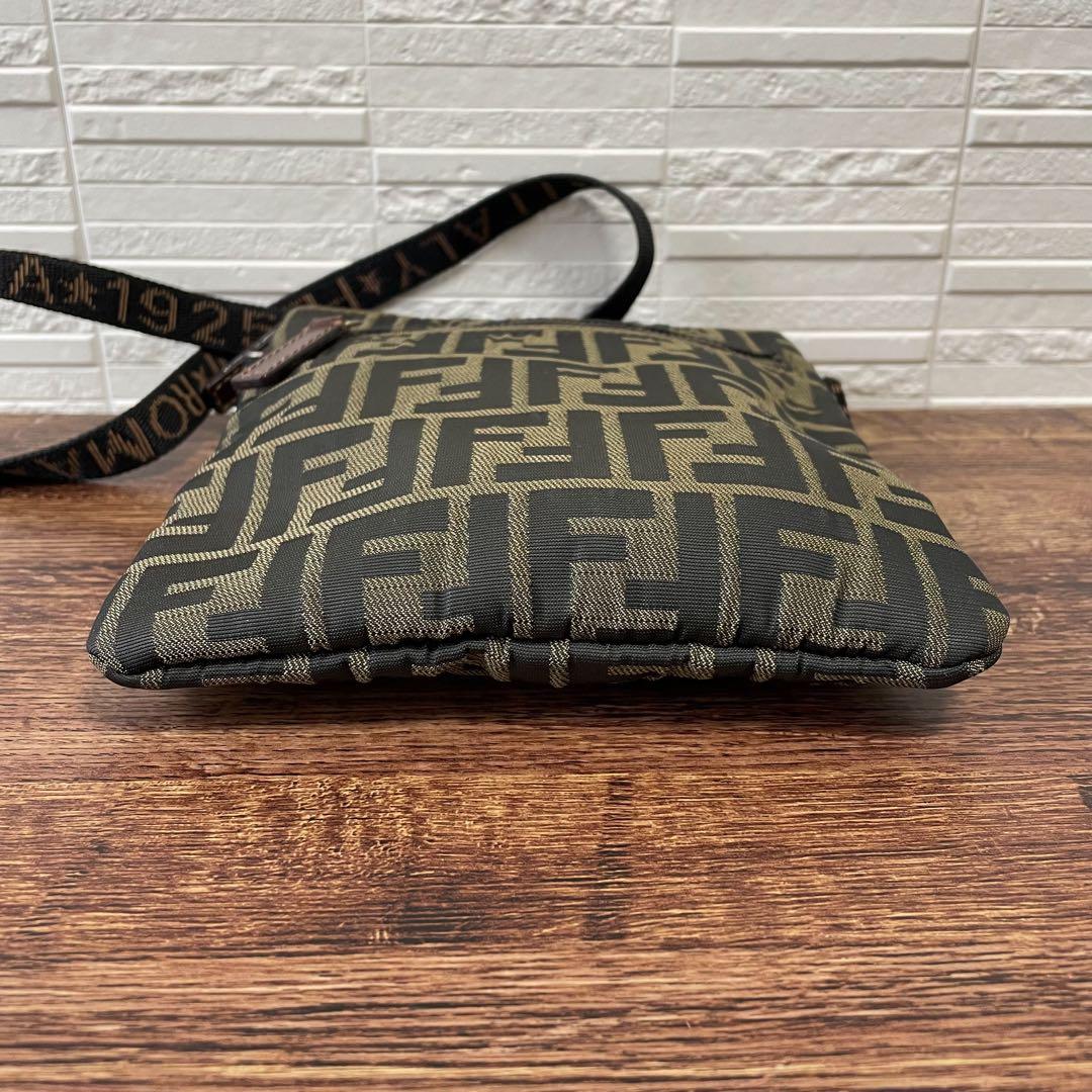 Fendi FF Zucca Pattern Canvas Shoulder Bag Pochette Brown — view 5